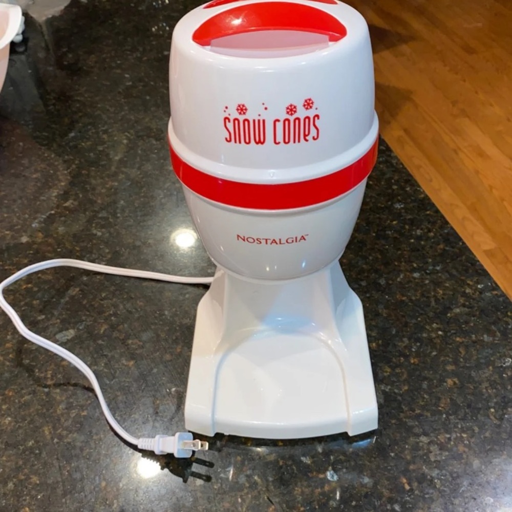 Snow cone machine